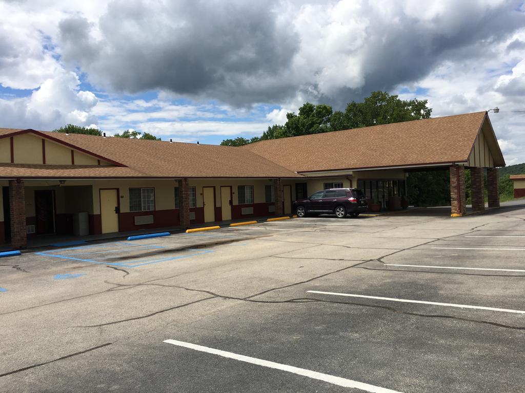 Village Inn Of Hardy Екстер'єр фото